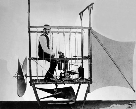 Wolfertov je avion sletio nakon 4 kilometra leta usred Aldingen parade gdje su ga pozdravili oduševljeni časnici