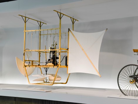 Vjerna kopija gondole, uključujući i Daimlerov motor, izložena je u Mercedesovom muzeju