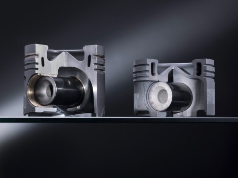 Links Aluminiumkolben, rechts der neue Stahlkolben von Mercedes-